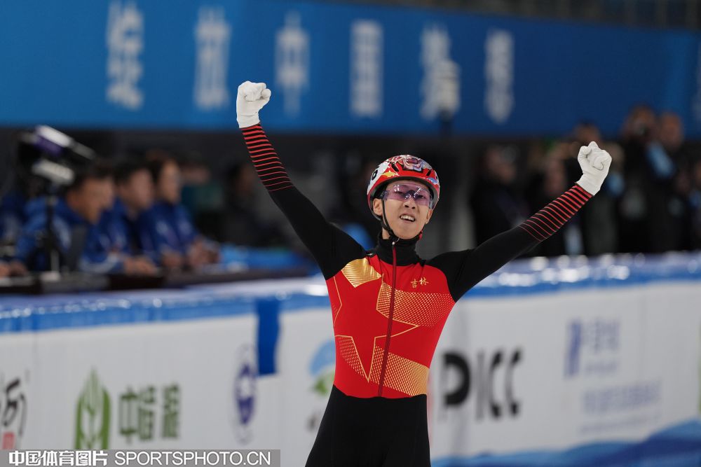青训小将破门后被队友高高举起